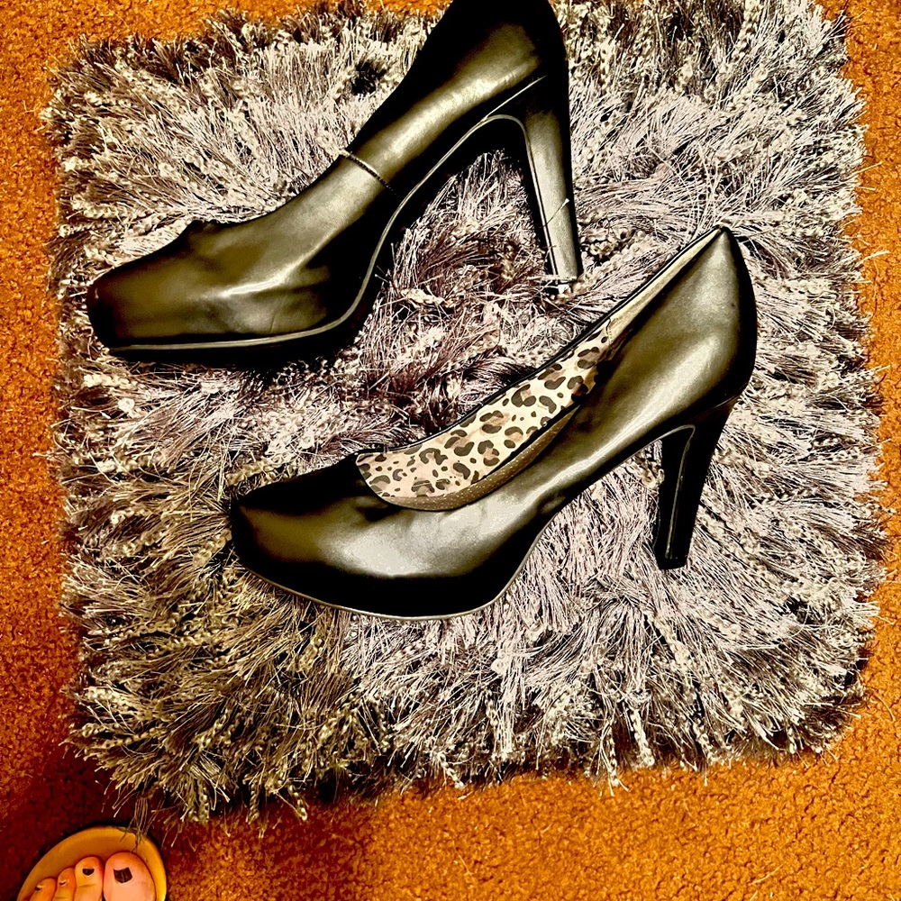 Guess pumps